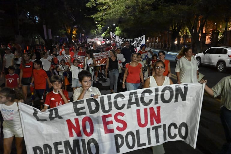 Protestas continúan en el Colegio Internacional por polémica designación de director