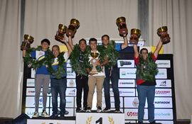 En lo más alto del podio del Super Prime, Gerardo Wasmosy junto a Germán Maune, campeones en la general.