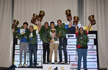 En lo más alto del podio del Super Prime, Gerardo Wasmosy junto a Germán Maune, campeones en la general.