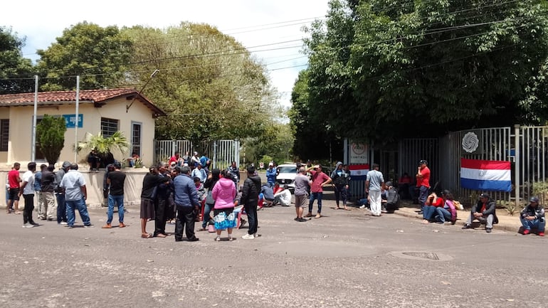 Ayolas: continúa manifestación de pescadores para reclamar a Yacyretá mayor liberación de agua
