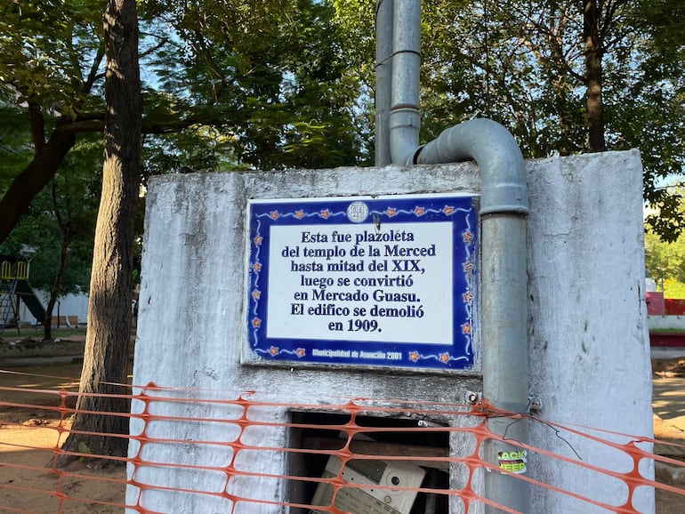 Placa que recuerda la historia de la Plaza O'Leary.