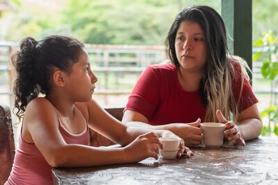 Una hija y su madre conversan.