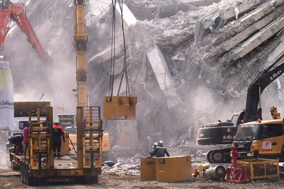 Maquinaria pesada es utilizada para limpiar los escombros. 