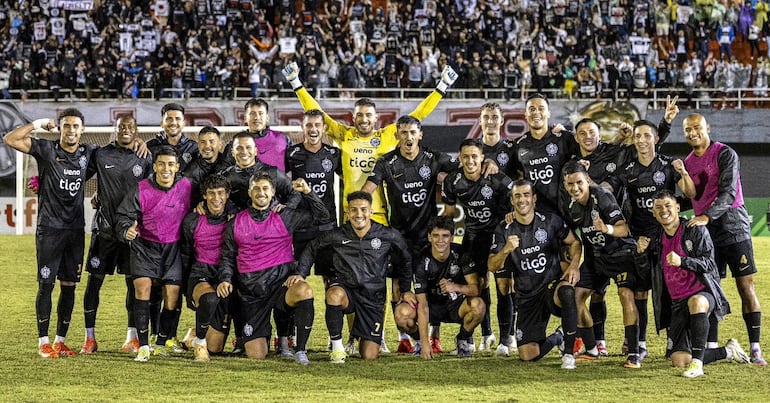 Los componentes del plantel de Olimpia festejan la victoria el domingo por 2-0 lograda contra Rubio Ñu, en Ciudad del Este.