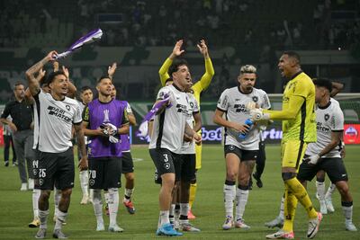 Jugadores de Botafogo, entre ellos el paraguayo Óscar Romero, festeja la clasificación a cuartos de final de la Copa Libertadores conseguida ante el Palmeiras.