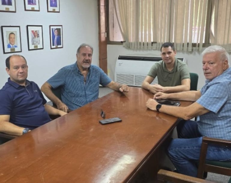 Miembros de la Comisión "Por la Recuperación del Comuneros", Gerardo Molinas ex jugador y Juan Alberto Guerreros (i) vicepresidente de la CPB, junto a los concejales Félix Ayala y Pablo Callizo (d), en la reunión de este miércoles.