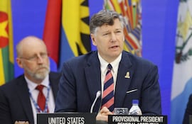 El subsecretario de Estado de Estados Unidos, Christopher Landau, habla durante la primera sesión plenaria de la 55ª Asamblea General de la OEA este jueves, en Saint Johns (Antigua y Barbuda).