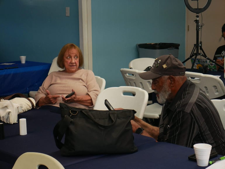 Debbie Wills (izq.), coordinadora del Programa de Pulmón Negro de Valley Health System, y Gary Hairston (der.), presidente de la Asociación Nacional del Pulmón Negro, participan en una reunión de la Asociación del Pulmón Negro del condado de Kanawha, en Cabin Creek, Virginia Occidental, el 13 de agosto de 2026.