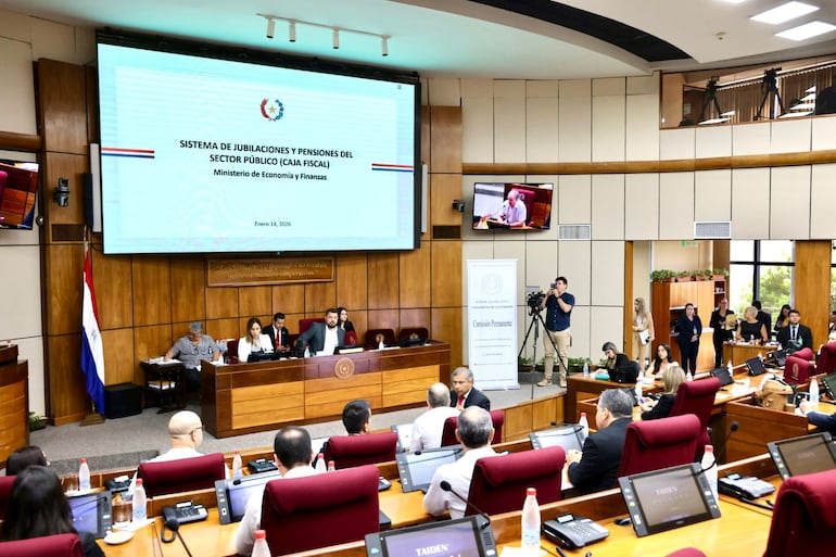 El ministro Carlos Fernández Valdovinos y técnicos del MEF presentan ante la Comisión Permanente del Congreso el proyecto de ley para la reforma de la Caja Fiscal.