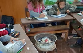 En la Escuela Básica N° 221 Tavapy, del distrito de San Roque González, usan braseros para hacer frente al frío.