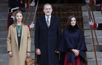 Los reyes Felipe y Letizia junto a la princesa de Asturias, Leonor, posan a su llegada a la solemne apertura de la XV Legislatura, en una sesión conjunta de las Cortes Generales que se celebra en el Congreso y donde el rey pronunció un discurso ante el nuevo Gobierno de Pedro Sánchez y los diputados y senadores elegidos el pasado 23 de julio.