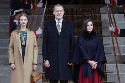 Los reyes Felipe y Letizia junto a la princesa de Asturias, Leonor, posan a su llegada a la solemne apertura de la XV Legislatura, en una sesión conjunta de las Cortes Generales que se celebra en el Congreso y donde el rey pronunció un discurso ante el nuevo Gobierno de Pedro Sánchez y los diputados y senadores elegidos el pasado 23 de julio.