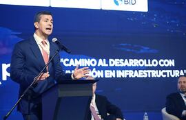 Santiago Peña durante su discurso en el 5º Foro “Camino al Desarrollo con Inversión en Infraestructura”, organizado por Cavialpa.