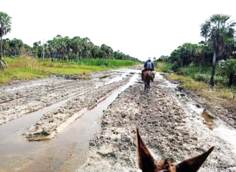 Adriano muestra uno de sus viajes a caballo para llevar alimentos a su familia durante el aislamiento.