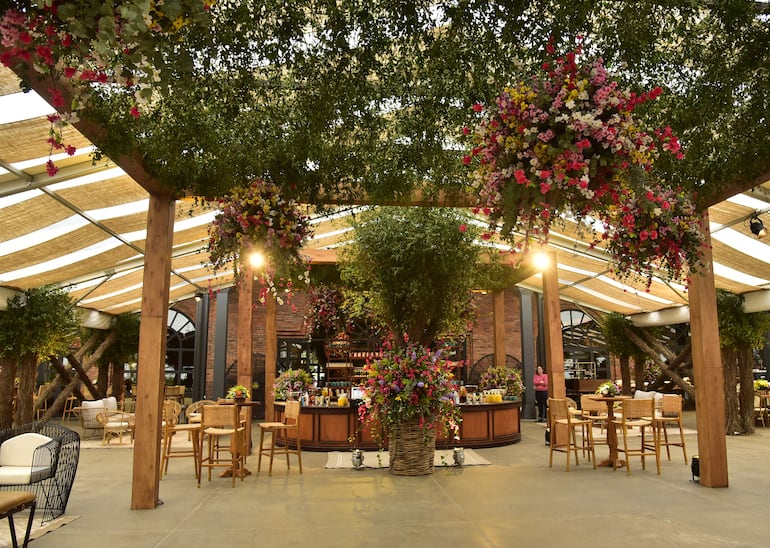 La fiesta fue ampliamente decorada con arreglos de flores y otros detalles por Oscar Guccione.