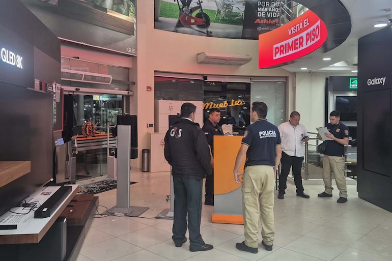 Agentes de la Policía Nacional en el showroom de Tupí SA, asaltado en Asunción.