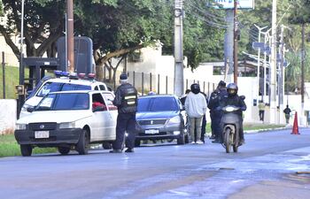 Agentes de la Policía Nacional y de la Policía Municipal de Tránsito de Lambaré montaron una barrera de control de personas y vehículos en la intersección de las avenidas Luis María Argaña y Las Palmas de Lambaré.