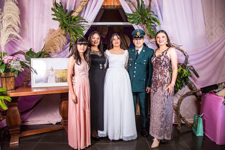 Lucia Magali Cespedes Azuaga con sus padres Alba Raquel Azuaga  y Fausto Luciano Cespedes y familiares.