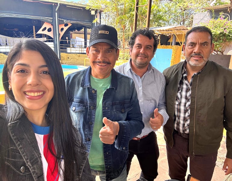 La cantante del Grupo Contra Tiempo, Irís Caballero; el cantante de Los Rehenes, Javier Torres; el representante de Contra Tiempo, Eduardo Vera; y Felemon Torres, representante de Los Rehenes.