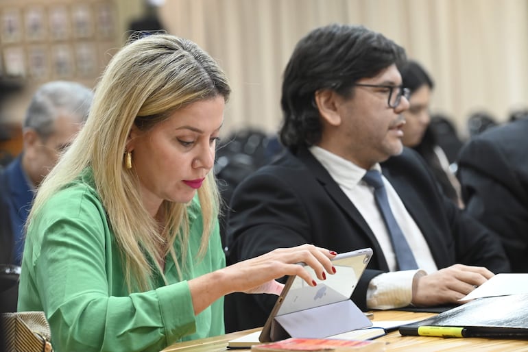 Fiscales Belinda Bobadilla y Jorge Arce, de la Unidad de Delitos Económicos y Anticorrupción.