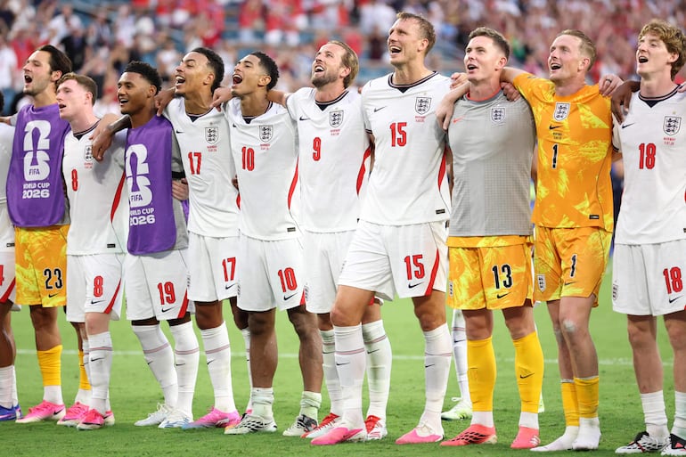 Jude Bellingham, Harry Kane y Dan Burn #15 de Inglaterra cantan ante los aficionados tras el partido de cuartos de final de la Copa Mundial de la FIFA 2026 entre Noruega e Inglaterra en el Miami Stadium.