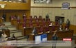 La sesión extraordinaria del Senado se realiza sin quorum debido a la ausencia de senadores cartistas y disidentes. La intención fue no escuchar los reclamos de los médicos.