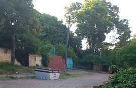 denuncia de pérdida de agua de ESSAP de vecinos del barrio Las Lomas