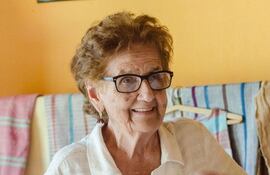 Nuestra Maestra Artesana y Tesoro Nacional Vivo, de 97 años, sufrió una fractura de cadera, a inicios de mes, y tras varios estudios, basados en su edad avanzada, se procedió a la intervención quirúrgica, requiriendo de una próstesis, que proveyó el nosocomio dependiente del Ministerio de Salud Pública y Bienestar Social.