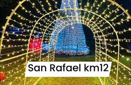 Convierten 7.000 botellas plásticas en impresionantes adornos navideños para plaza de San Rafael del Paraná