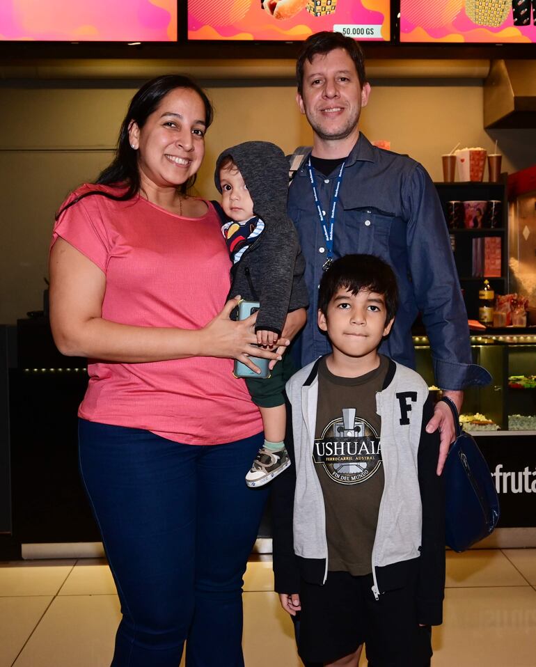 Carolina Cubas, Ian, Jeremías y Antonio Ramírez.