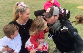 Enrique Iglesias y Anna Kournikova con sus hijos Lucy, Nicholas y Mary, en el jardín de su casa de Miami. Ahora, llegó un nuevo integrante a la familia.