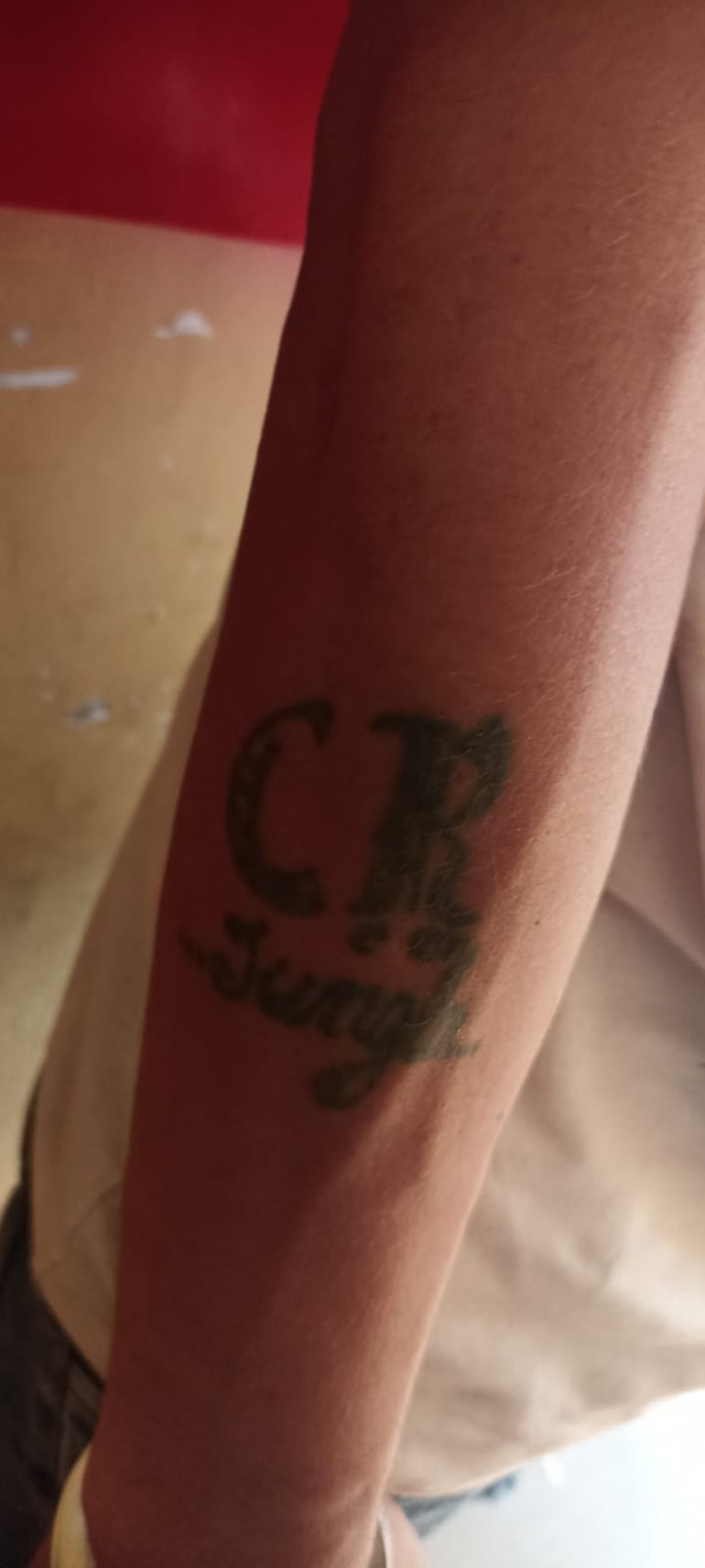 Tatuajes de Brian Omar Agüero Velázquez que lo sindicarían como presunto miembro del Clan Rotela que cuenta con varios antecedentes y que fue detenido por albañiles tras frustrar un robo.