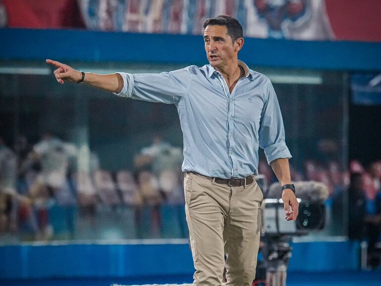 El español Manolo Jiménez, entrenador de Cerro Porteño, en el partido frente a Nacional por la undécima jornada del torneo Apertura 2024 del fútbol paraguayo en el estadio La Nueva Olla, en Asunción, Paraguay.