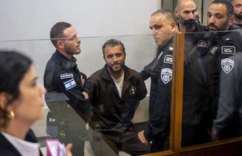 El brasileño Thiago Ávila durante una vista judicial este martes en Ashkelo (Israel). La Policía israelí pidió este martes al juez que extienda seis días más la detención de los activistas arrestados de la Flotilla Global Sumud, el brasileño Thiago Ávila y el español-palestino Abukeshek Saif, que se enfrentan a una investigación policial por delitos de terrorismo tras ser trasladados a Israel.