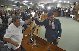 Óscar “Nenecho” Rodríguez (der.) festeja su asunción como intendente capitalino en sesión de la Junta Municipal realizada en la noche del viernes 20 de diciembre pasado alrededor de las 22:00.