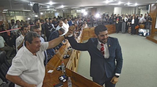 Óscar “Nenecho” Rodríguez (der.) festeja su asunción como intendente capitalino en sesión de la Junta Municipal realizada en la noche del viernes 20 de diciembre de 2020, tras a renuncia de Mario Ferreiro. Menos de un mes después, firmaría la emisión de los bonos G6, por G. 100.000 millones, cuya responsabilidad ahora niega.
