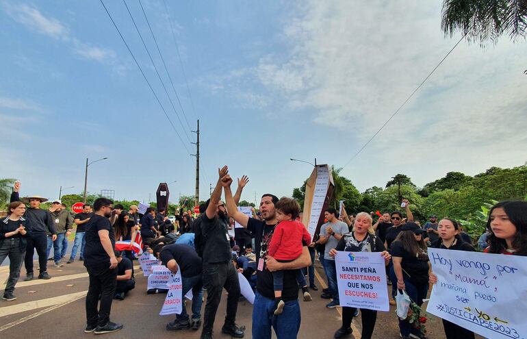 Manifestación de empleados de Itaipú destituidos por el director general, Justo Zacarías Irún.