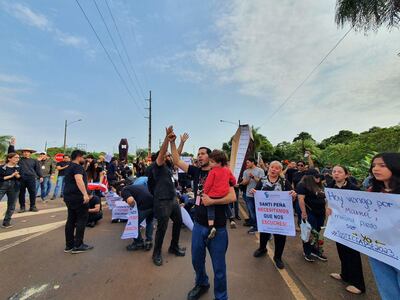 Manifestación de empleados de Itaipú destituidos por el director general, Justo Zacarías Irún.