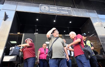 Gabriel Espínola, secretario general de la OTEP-A, frente al Ministerio de Educación y Ciencias.