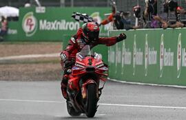 Francesco Bagnaia (Ducati Desmosedici GP24) y su celebración.