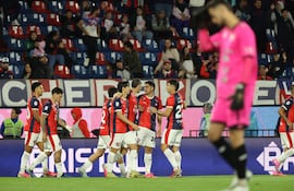 Los jugadores de Cerro Porteño festejan un gol en el partido frente a Sportivo Trinidense por la fecha 1 del torneo Clausura 2026 de la Primera División de Paraguay en el estadio La Nueva Olla, en Asunción, Paraguay.