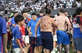 El aficionado de Cerro Porteño con la espalda totalmente herida tras recibir los impactos de los balines de goma en la espalda.