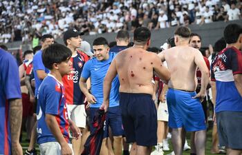El aficionado de Cerro Porteño con la espalda totalmente herida tras recibir los impactos de los balines de goma en la espalda.
