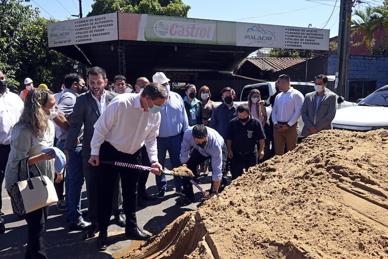 Autoridades de la Essap y la Municipalidad de Asunción dieron la palada inicial de cambio de tuberías de la Essap.