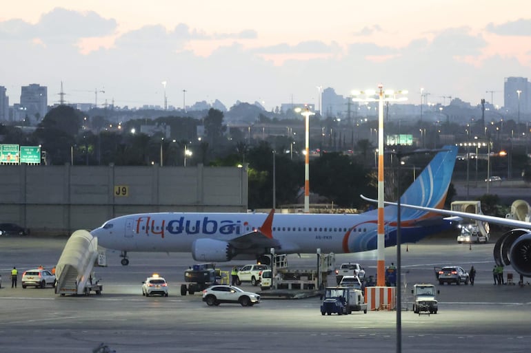 Avión de Flydubai que transportaba pasajeros desde Tabuk (Arabia Saudí) permanece en la pista tras aterrizar en el Aeropuerto Internacional Ben Gurión, cerca de Tel Aviv (Israel), el 30 de septiembre de 2026.