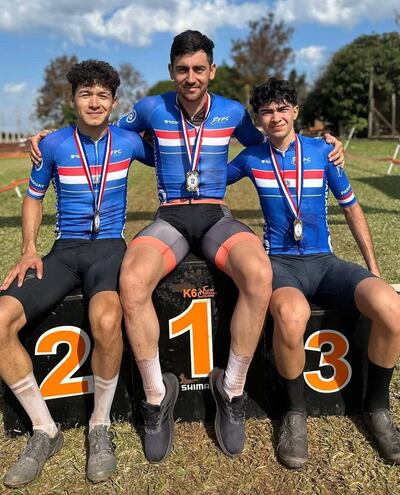 Bogado, en el centro del podio, festeja junto a Jhosué Moreno (izq.) y Elías Armoa.