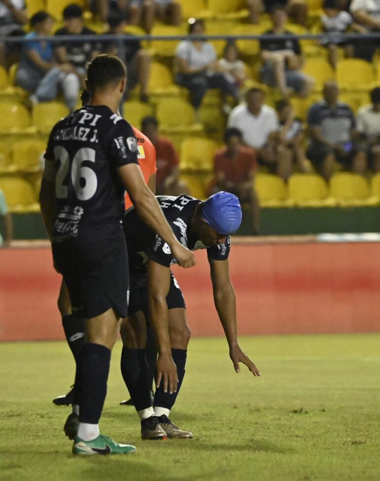 El zaguero central de Sportivo Ameliano, Hugo Javier Benítez se arroja al suelo para luego pedir cambio.