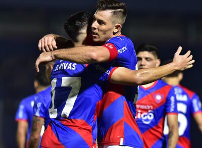 Daniel Rivas (17) y Diego Churín, jugadores de Cerro Porteño, celebran un gol contra Guaireña por el torneo Apertura 2023 del fútbol paraguayo en La Nueva Olla, en Asunción.