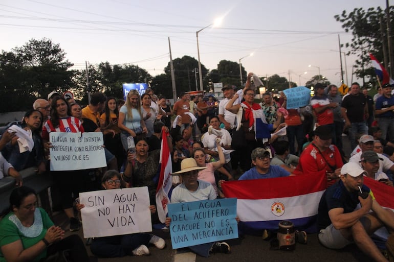 Pobladores de Cordillera cerraron la ruta PY02 para exigir protección del Acuífero Caacupé