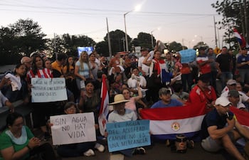 Pobladores de varias ciudades de Cordillera cerraron la ruta para exigir la protección del Acuífero Caacupé.